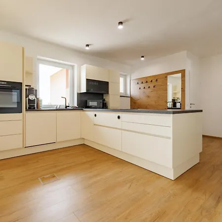 Penthouse Huegellandblick Mit Whirlpool Und 80 M2 Terrasse *